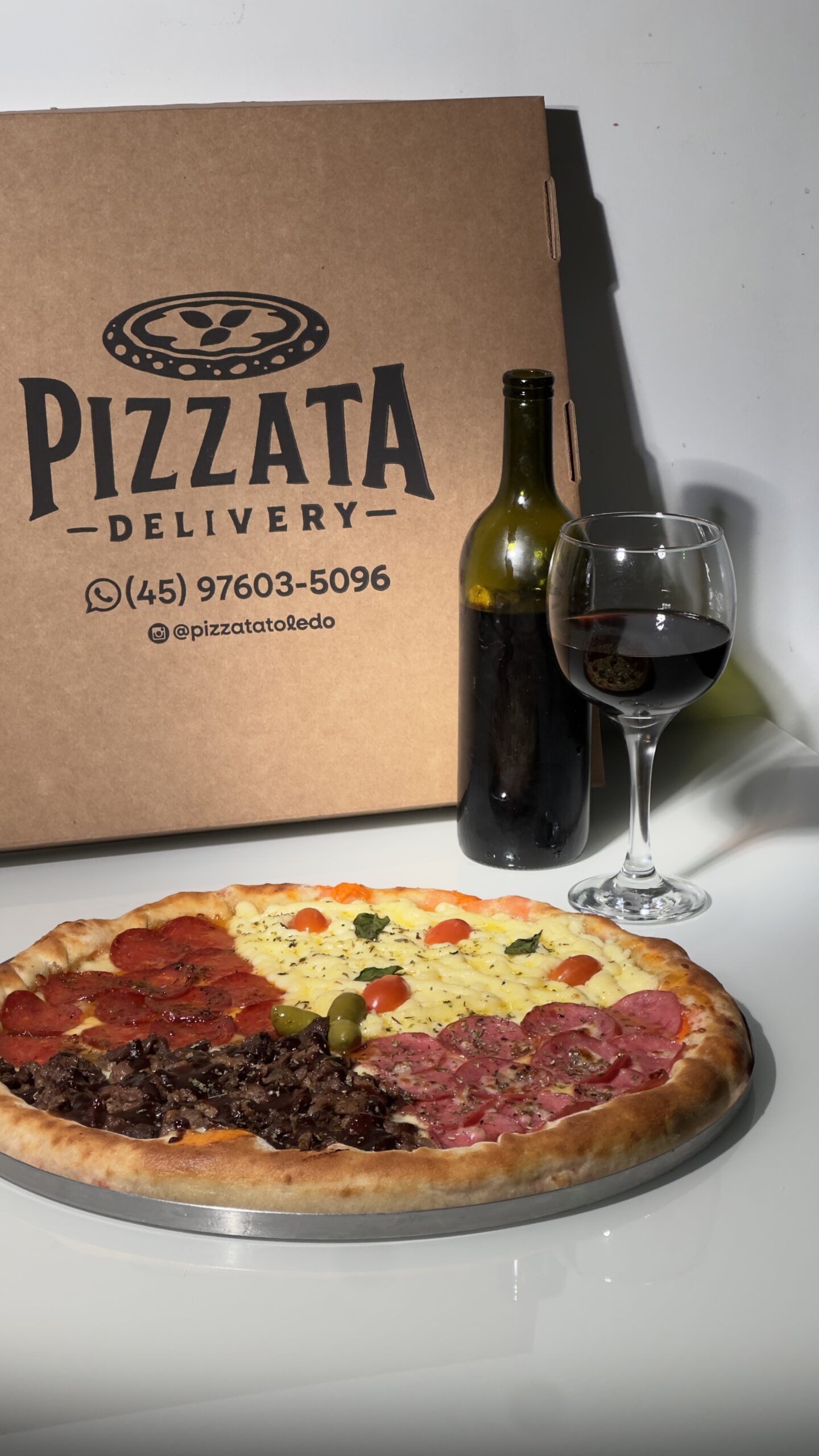 Pizza artesanal Pizzata com taça de vinho